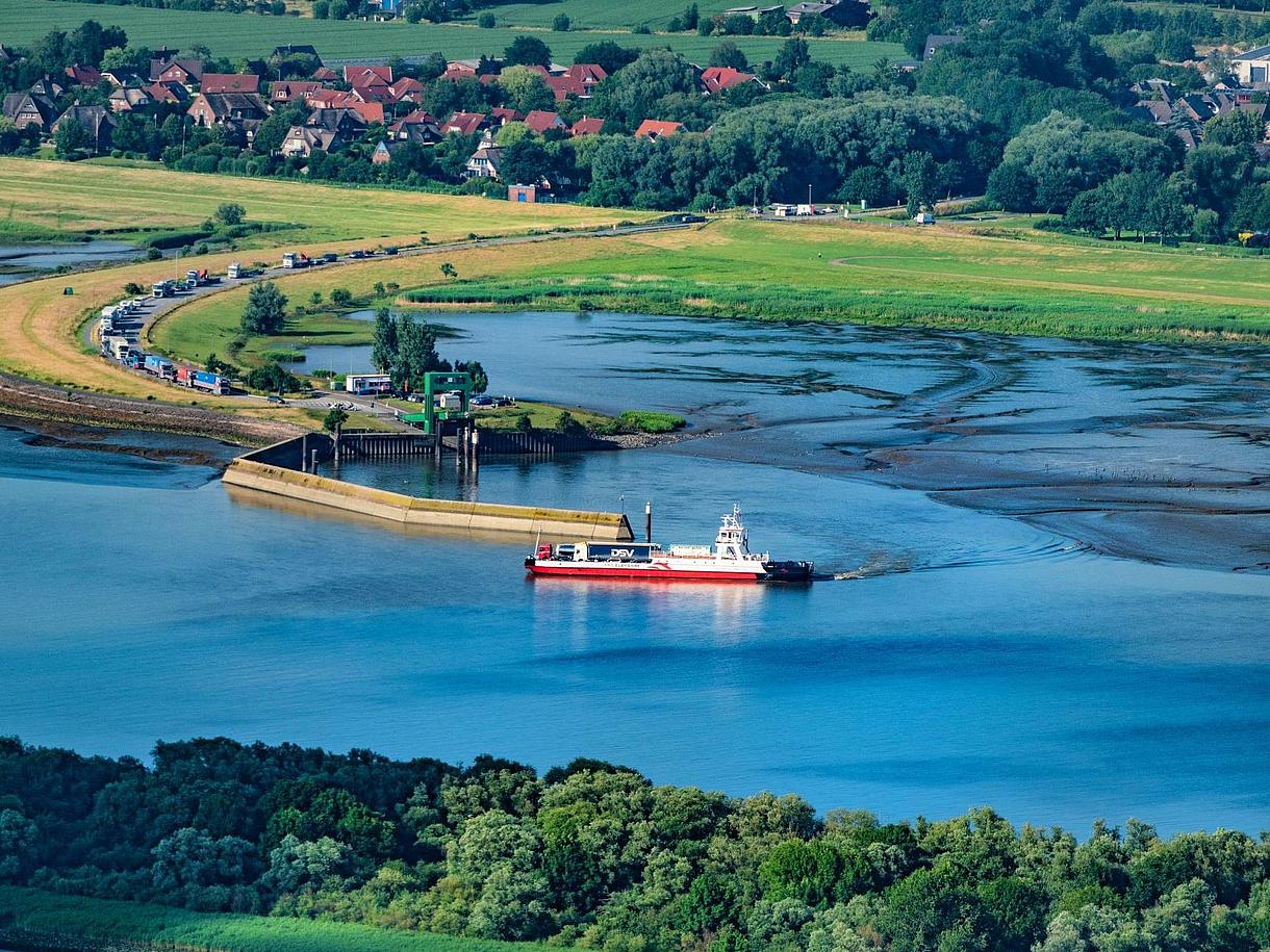 FRS Elbfähre's "Wilhelm Krooss" after leaving the jetty 