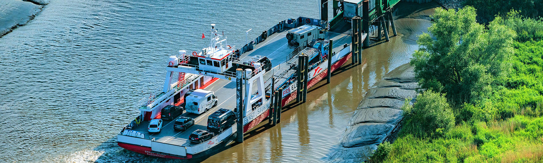 "Ernst Sturm" at the jetty - vehicles leaving the ferry 