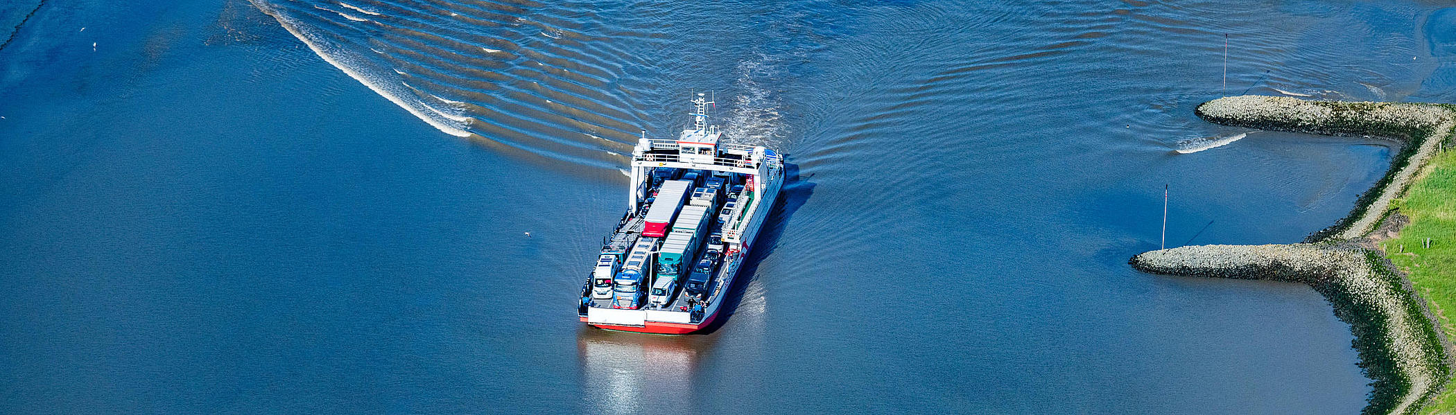 FRS Elbfähre's "Ernst Sturm" in motion 