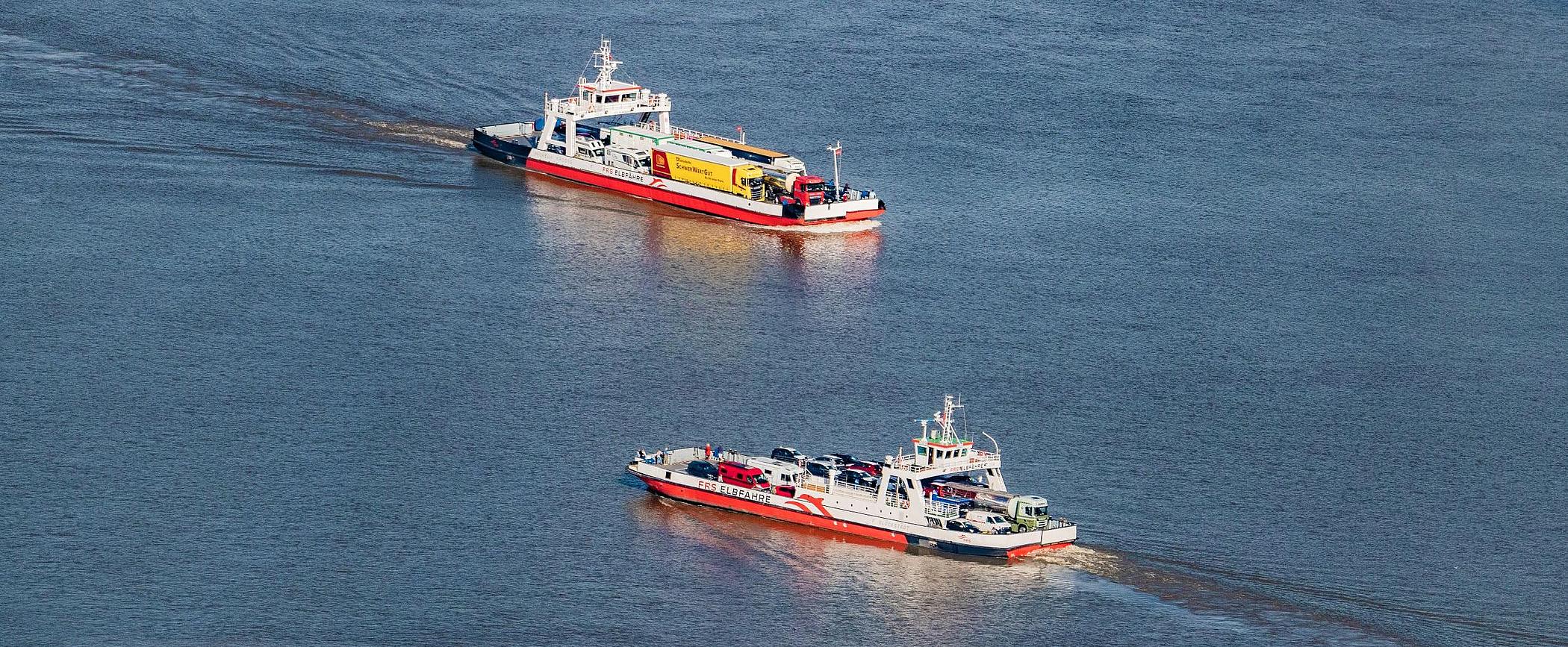 Zwei Fähren Kreuzen auf der Elbe.
