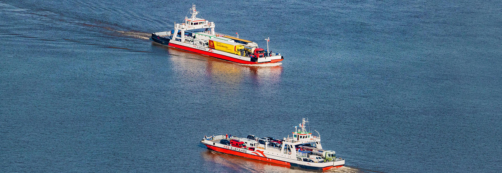 Die "Wilhelm Kroos" und die "Glückstadt" treffen sich auf der Elbe.