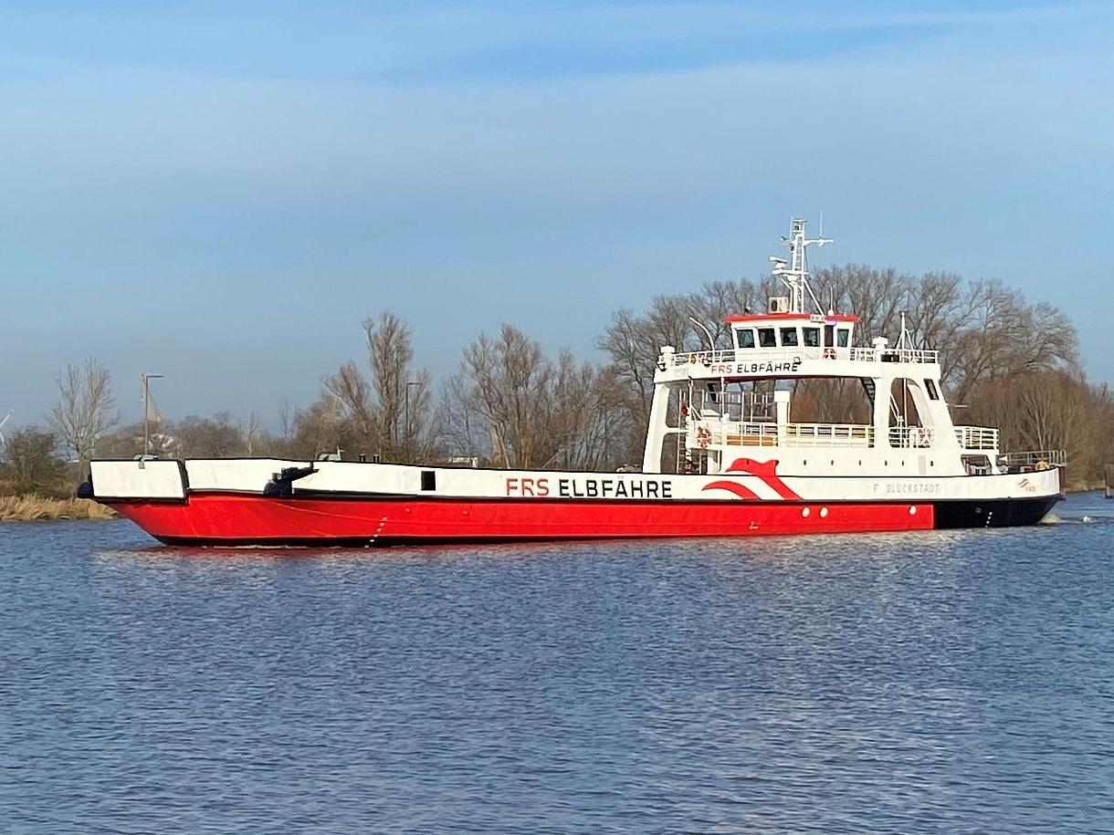 One of the FRS Elbfähre's ferries with red coloring 