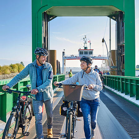 Fahräder entern die Elbfähre bei Sonnenschein
