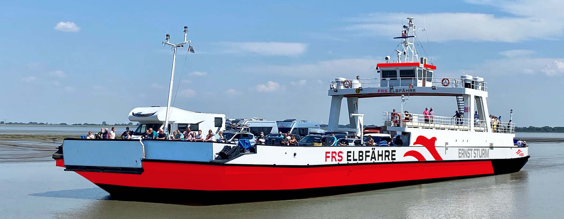 Die "Ernst Sturm" auf der Elbe, u.a. mit Wohnwagen beladen.